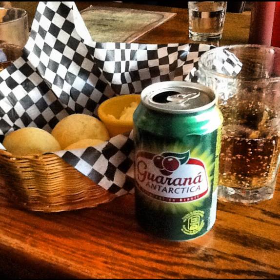 Pão de queijo e guaraná, no Boteco Brasil, em Vancouver, no Canadá